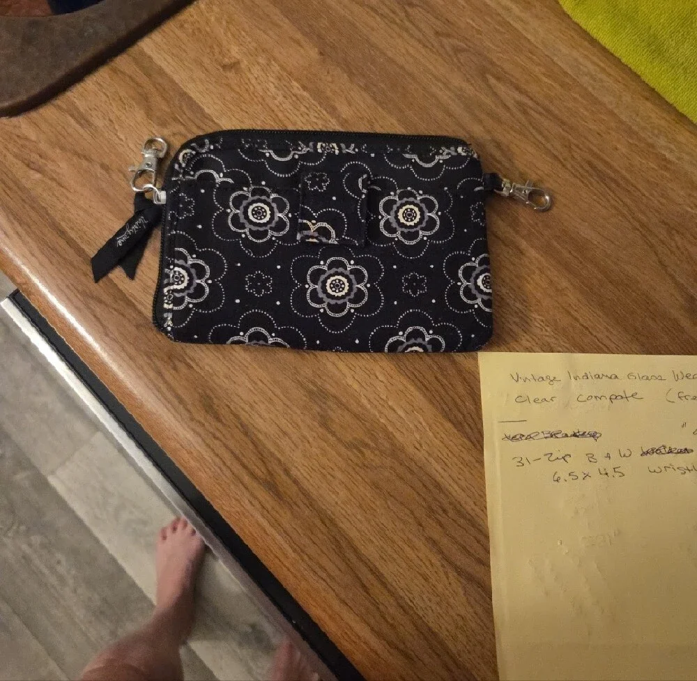 Vera Bradley Black and White "Onyx Bloom"  Floral Wristlet Pouch 6,5 x 4.5 - Picture 2 of 4